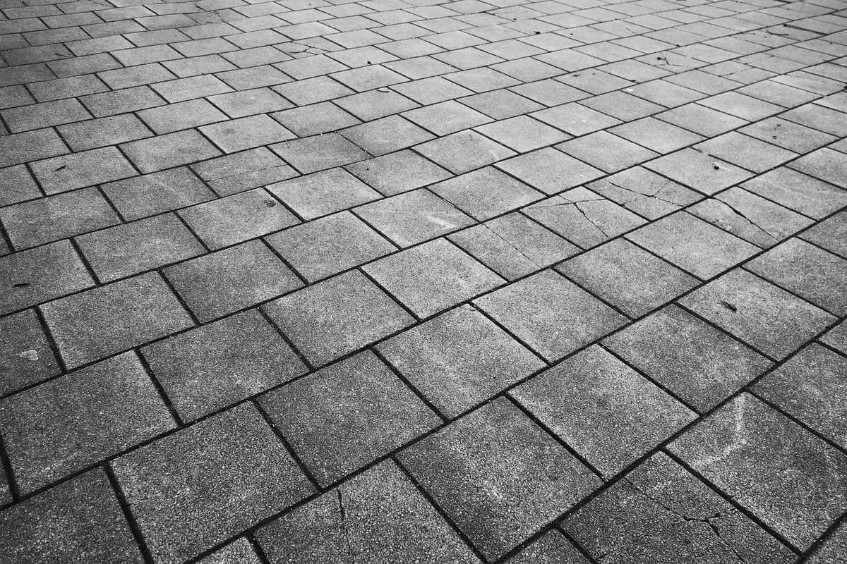 Suprafață de blocuri gri de beton, așezate regulat, ca în zidăria din beton celular autoclavizat