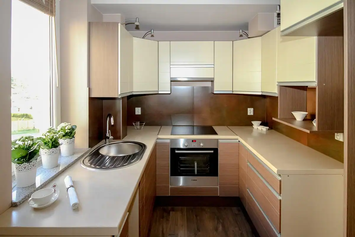 Bucătărie mică și modernă într-un apartament compact, amenajată pentru închiriere