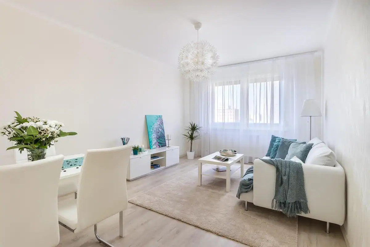 Sufragerie modernă într-un apartament luminos, cu mobilier simplu