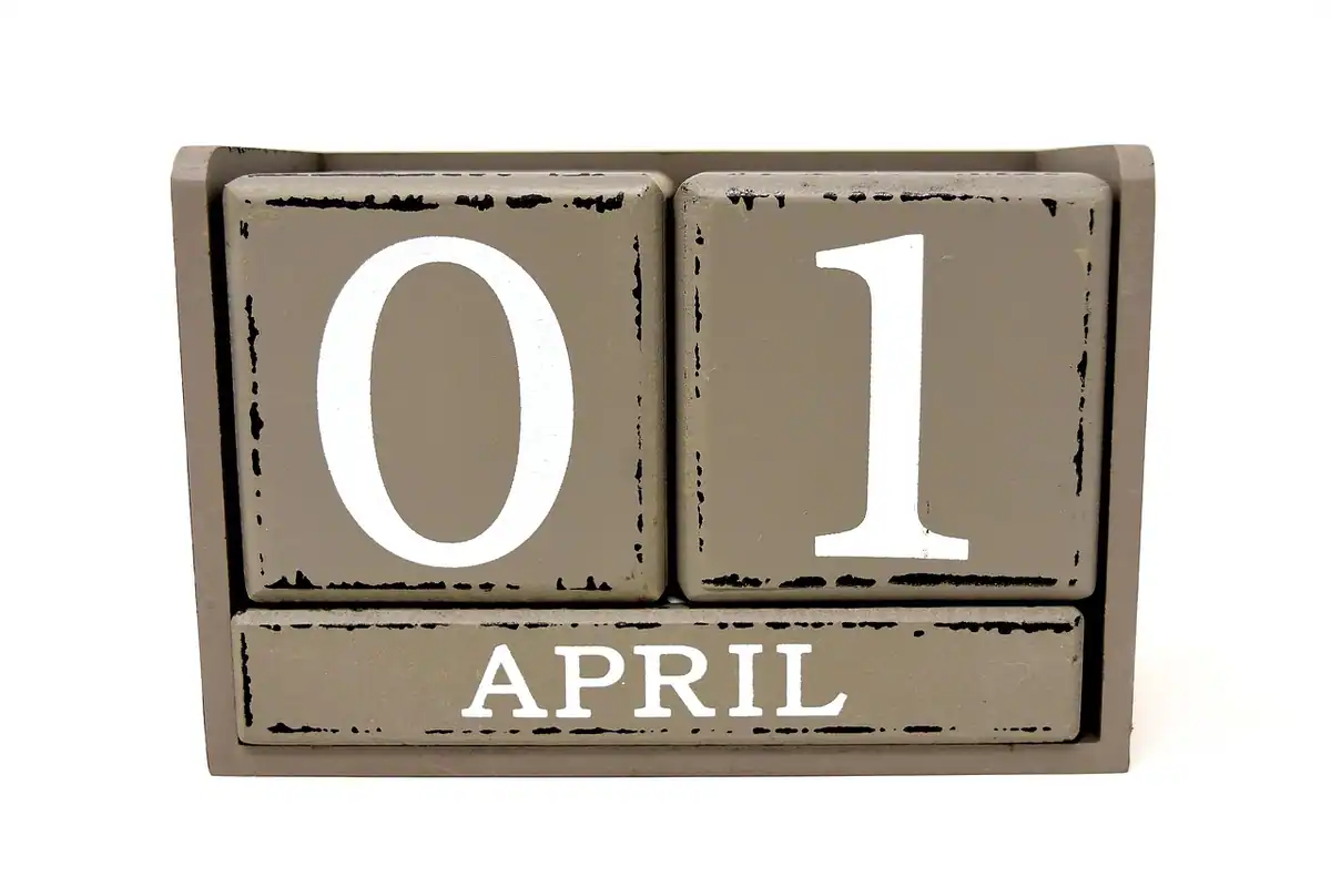 Calendar de masă din lemn, lângă o machetă mică de casă, pentru alegerea momentului cumpărării