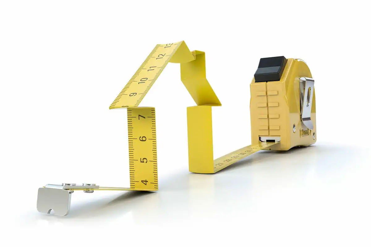 Ruletă galbenă îndoită în forma unei case, simbol al măsurării valorii