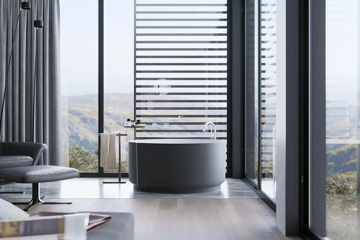 Baie modernă de apartament mic, cu cadă, chiuvetă, robinet și mobilier, într-o garsonieră