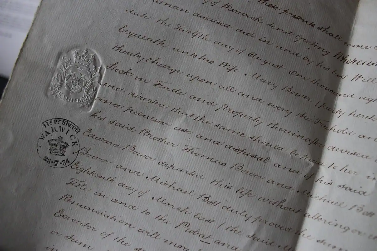 Document legal cu semnătură și ștampilă, scris de mână, lângă un pix, pe un birou