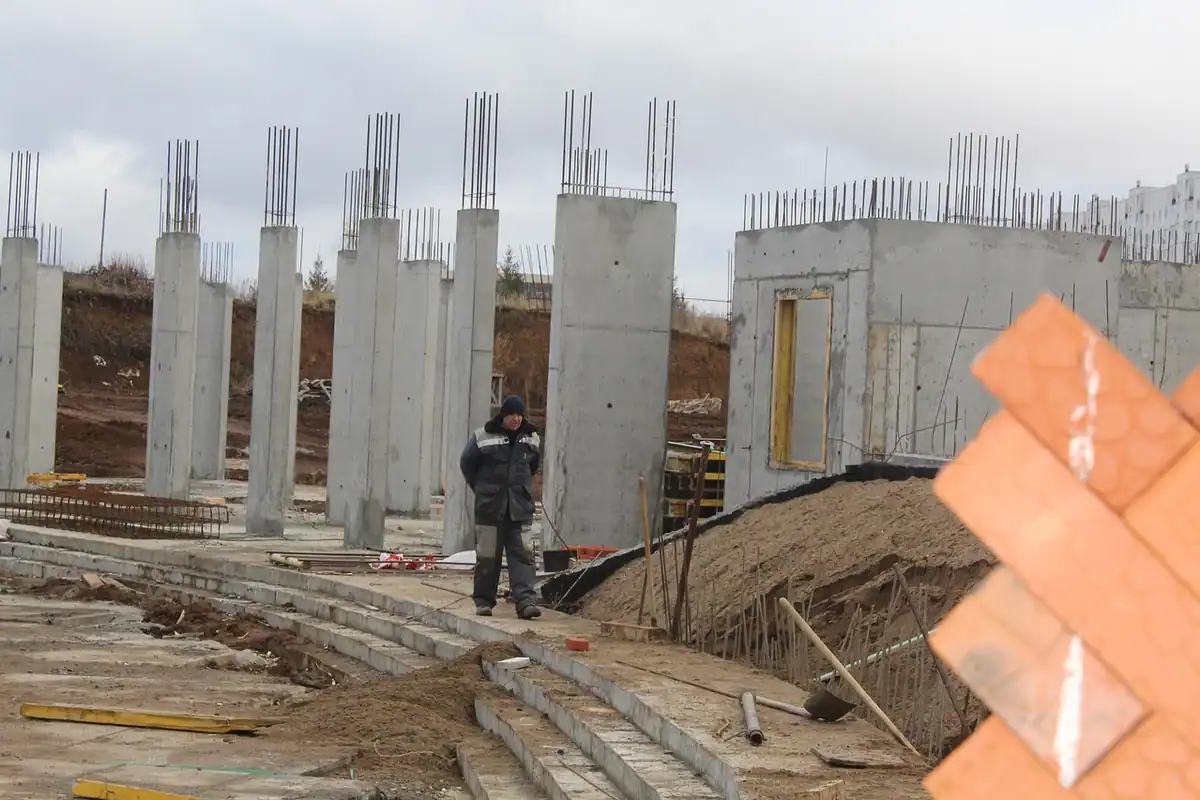 Stâlpi de beton ai unei fundații noi, pe un teren de construcție