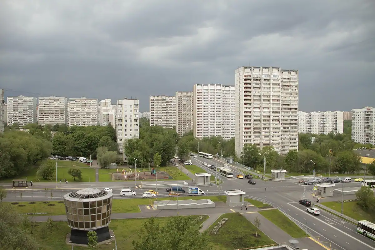 Cartier de blocuri lângă o intersecție cu mașini, văzut de sus