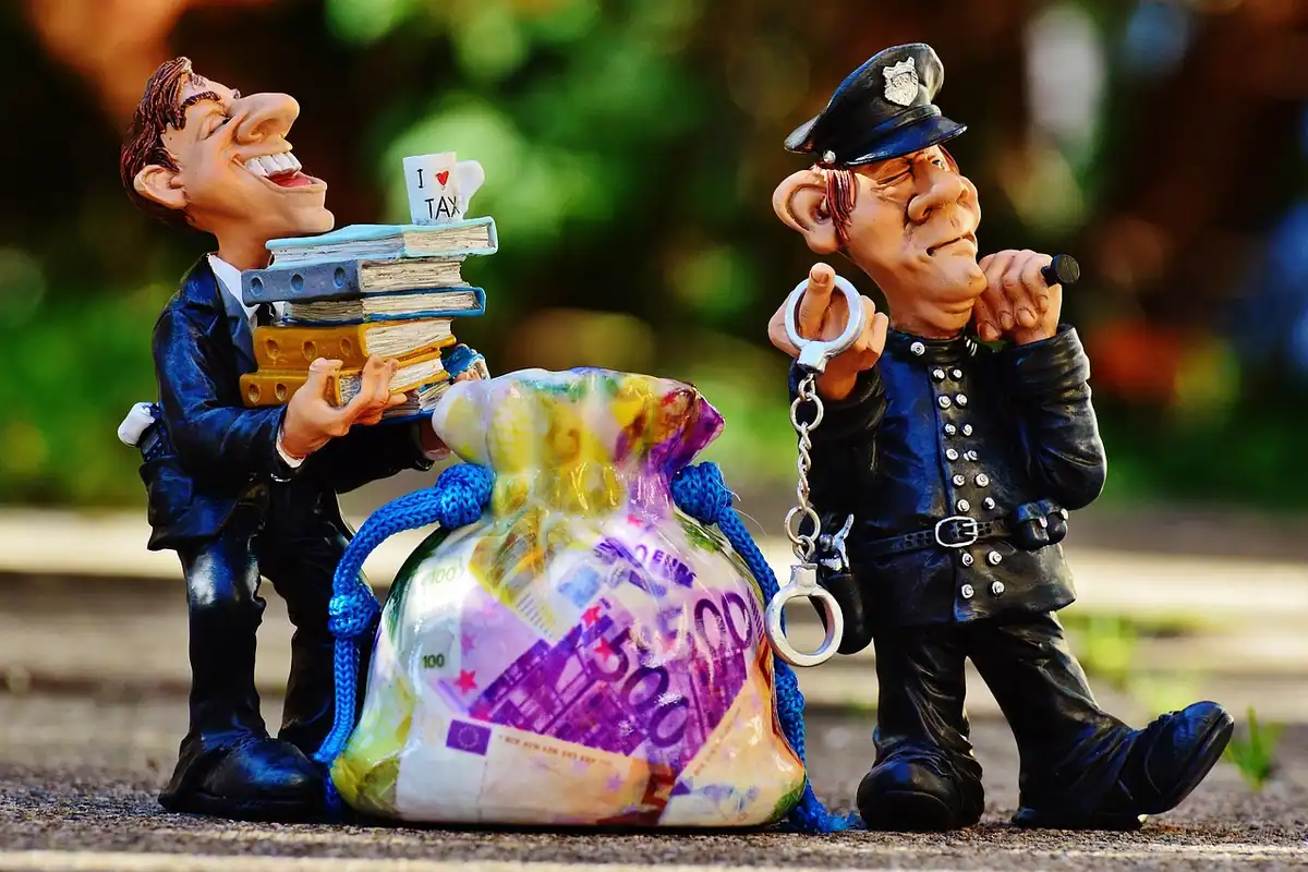 Bancnote și formulare financiare pe masă, pentru calculul prețurilor în euro și în lei