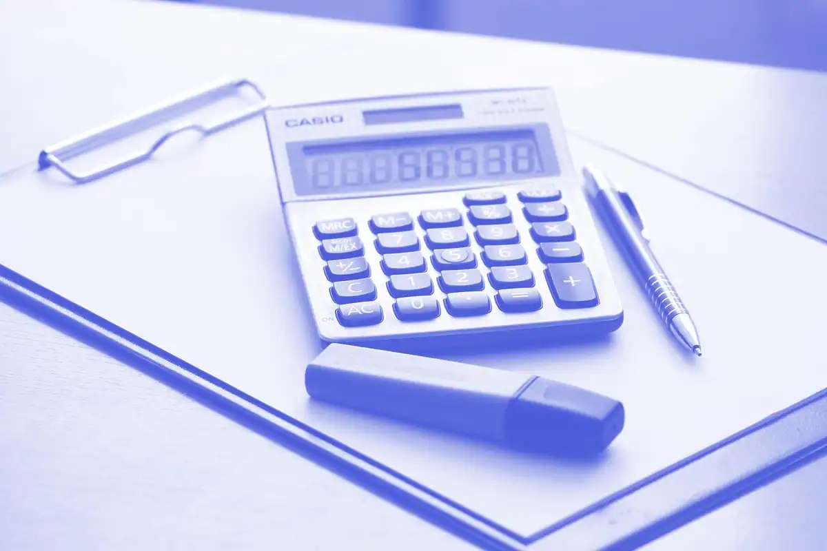 Dosar, calculator, pix și evidențiator pe un birou, pentru verificarea actelor chiriașului