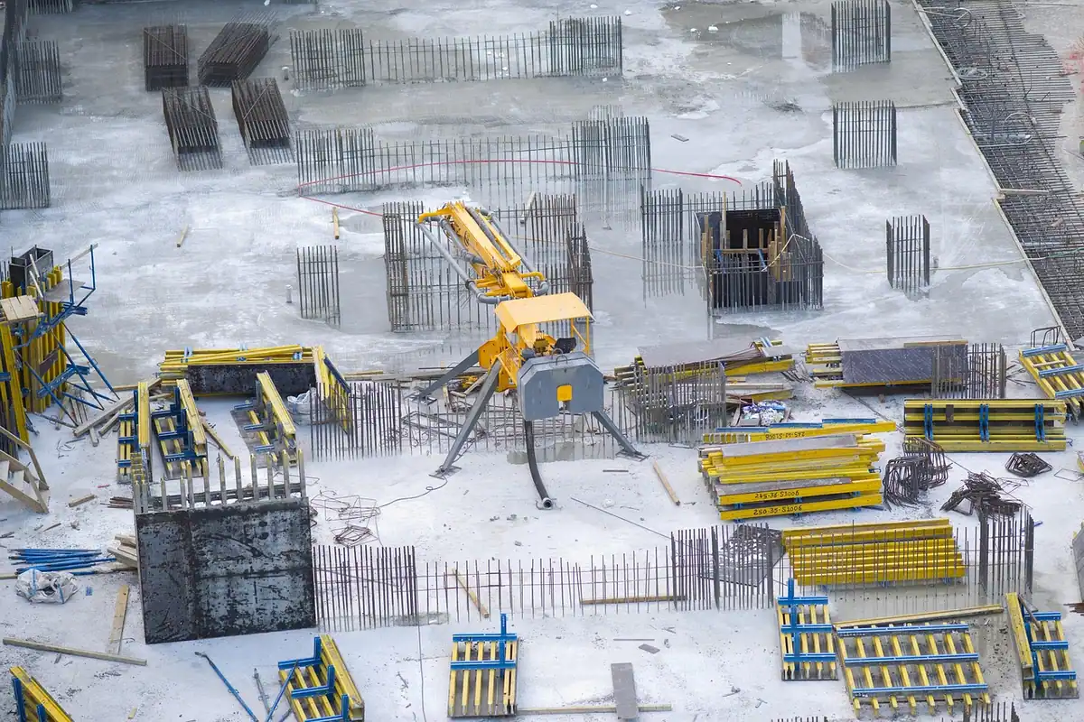 Perete de beton armat cu structură de fier și ciment, la fundația unei construcții