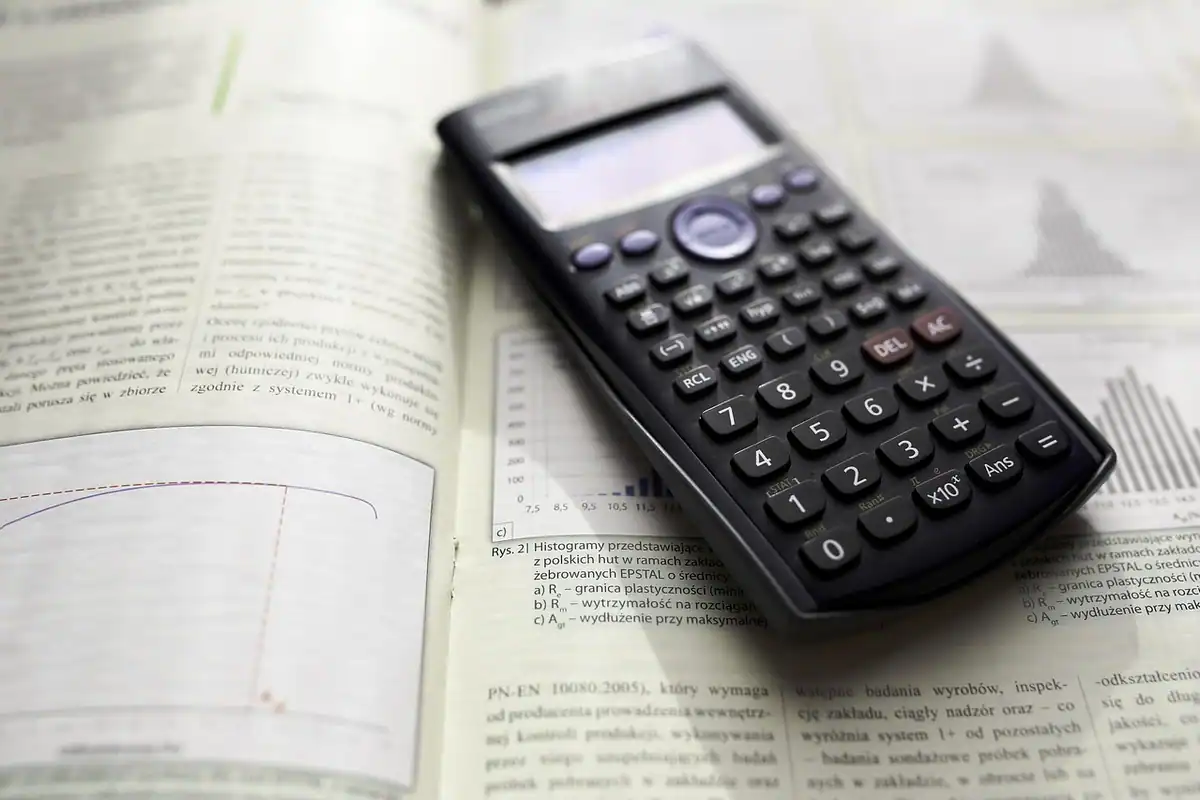 Calculator științific cu taste numerice pe un birou, pentru calculul valorii unui imobil