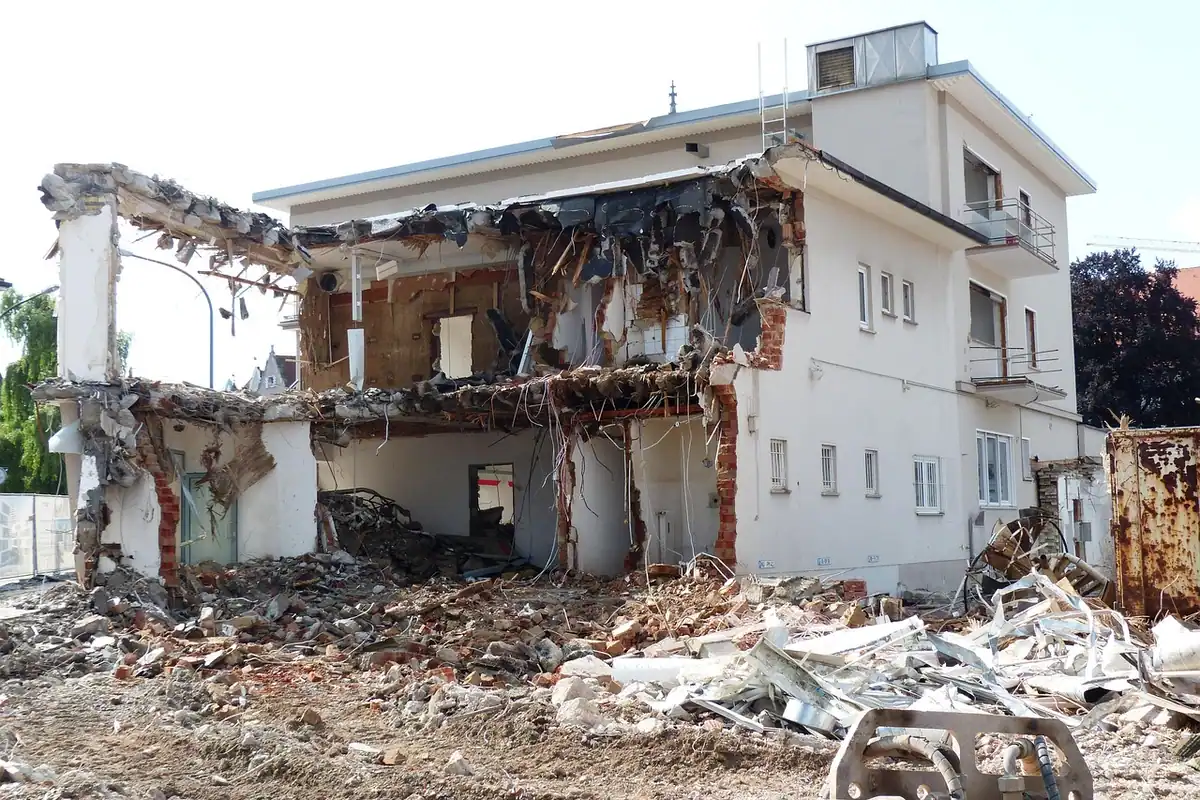 Clădire demolată, cu moloz și resturi de construcții pe un șantier, pentru o valoare de lichidare